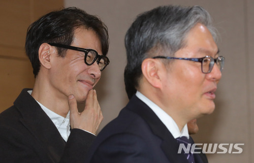 【서울=뉴시스】배훈식 기자 = 윤상 남측 예술단 평양공연 실무접촉 수석 대표가 20일 오후 서울 종로구 정부서울청사 통합브리핑실에서 취재진의 질문을 들으며 웃고 있다. 2018.03.20. dahora83@newsis.com