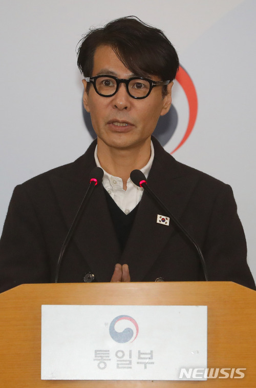 【서울=뉴시스】배훈식 기자 = 윤상 남측 예술단 평양공연 실무접촉 수석 대표가 20일 오후 서울 종로구 정부서울청사 통합브리핑실에서 결과 브리핑을 하고 있다. 2018.03.20. dahora83@newsis.com