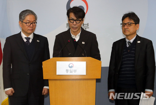 【서울=뉴시스】배훈식 기자 = 윤상 남측 예술단 평양공연 실무접촉 수석 대표가 20일 오후 서울 종로구 정부서울청사 통합브리핑실에서 결과 브리핑을 하고 있다. 왼쪽부터 박형일 통일부 국장, 윤 수석 대표, 박진원 청와대 통일비서관실 선임행정관. 2018.03.20. dahora83@newsis.com