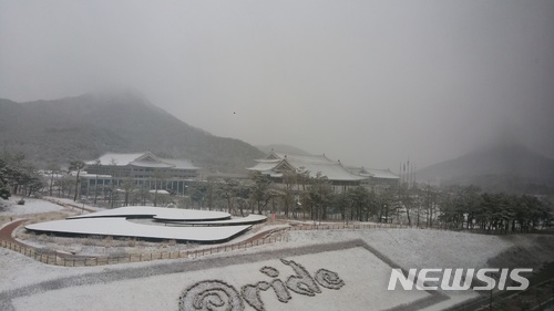 【안동=뉴시스】류상현 기자 = 21일 오전 눈이 내린 경북도청 전경. 2018.03.21 spring@newsis.com 