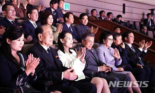 【서울=뉴시스】지난달 11일 서울국립극장에서 열린 삼지연 관현악단 특별공연 당시 문재인 대통령과 김여정 노동당 중앙위 제1부부장 뒷줄에 박원순 서울시장과 리선권 조국평화통일위원장 등이 공연을 관람하고 있다. 2018.03.20. (사진 = 박원순 서울시장 페이스북 갈무리) photo@newsis.com