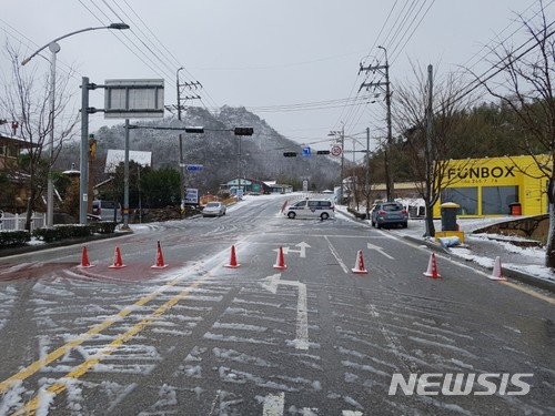 1051지방도 대리~용선구간 도로결빙으로 통제. (사진=경남지방경찰청 제공)