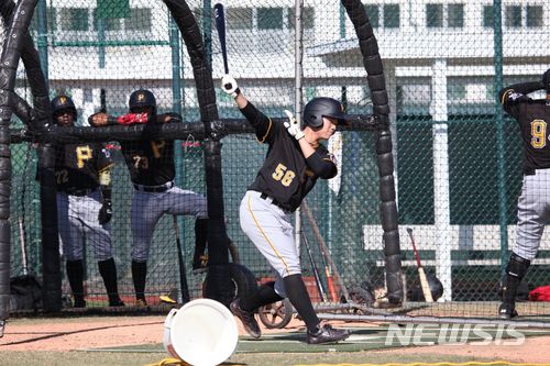【대구=뉴시스】김덕용 기자 = 미국 프로야구 마이너리그 피츠버그 파이어리츠에서 내야수로 활동하고 있는 배지환 타격 모습. 2018.10.08(사진=뉴시스DB) photo@newsis.com