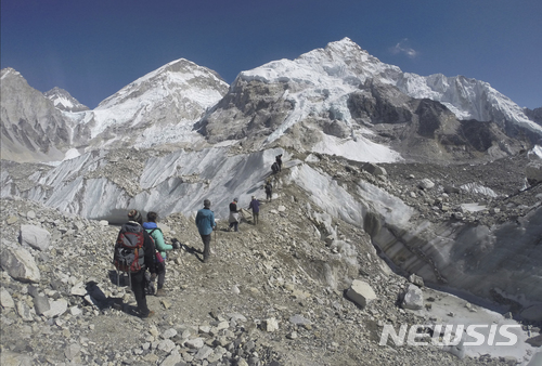 전 세계 등산객이 지난 2016년 2월22일&nbsp; 네팔에 있는 에베레스트 베이스 캠프의 빙하지역을 지나서 올라가고 있다. <에베레스트=AP/뉴시스>