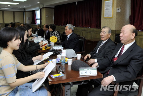【서울=뉴시스】서울 서대문구 '행복타임머신'에 참여한 대학생들이 노인들의 초상화를 그리고 있다. 2018.03.21. (사진 = 서대문구 제공) photo@newsis.com