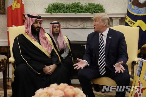 【워싱턴=AP/뉴시스】도널드 트럼프 미국 대통령이 20일(현지시간) 백악관 오벌 오피스에서 무함마드 빈살만 사우디 왕세자와 회담을 하고 있다. 2018.03.21