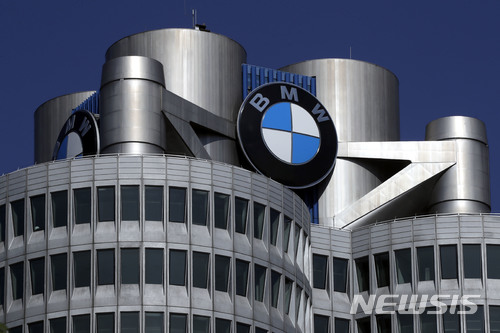 【뮌헨(독일)=AP/뉴시스】2017년 5월10일 독일 뮌헨의 BMW사 본사에 이 회사 로고가 보인다. 독일 검찰은 3 월20일 배기가스 검출 결과를 조작하는 불법 소프트웨어를 장착한 혐의 조사와 관련해 BMW 본사에 대한 압수수색을 실시했다. 2018.3.21