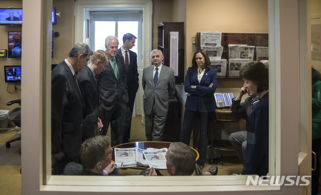 【워싱턴 = AP/뉴시스】 지난 3월 30일의 상원 정보위원회 회의에 참석한 민주당의 조 맨친상원의원 ( 맨 왼쪽)이 중간선거를 앞두고 선거 인프라 개선을 위한 기자회견을 준비하며 회의를 하고 있다.  