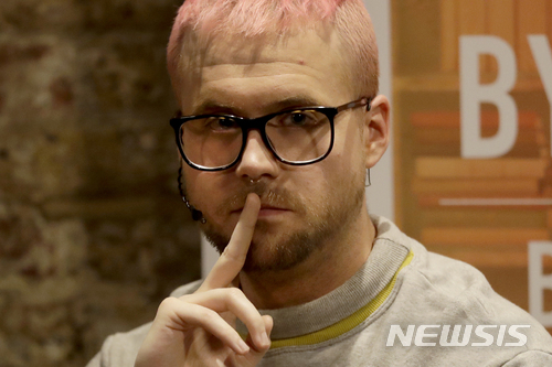 【런던=AP/뉴시스】영국의 데이터 분석회사 케임브리지 어낼리티카(CA)의 페이스북 이용자 개인정보 도용을 폭로한 캐나다 출신의 CA 직원 크리스 와일리가 20일 런던의 프론트라인 클럽에서 '스노든 이후 가장 중요한 내부 고발자' 토크쇼에 참석해 질문을 듣고 있다. 2018.3.21