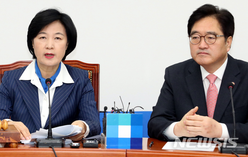 【서울=뉴시스】이종철 기자 = 21일 서울 여의도 국회에서 열린 더불어민주당 최고위원회의에서 추미애 대표가 모두발언을 하고 있다. 2018.03.21.&nbsp; jc4321@newsis.com