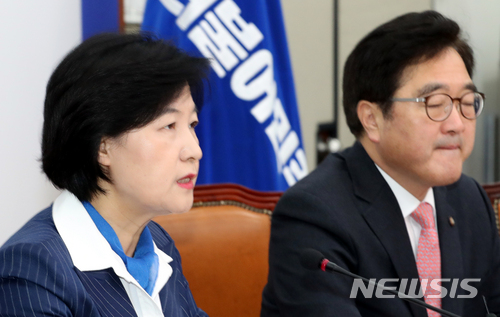 【서울=뉴시스】이종철 기자 = 지난 21일 서울 여의도 국회에서 열린 더불어민주당 최고위원회의에서 추미애 대표가 모두발언을 하고 있다. 2018.03.21. jc4321@newsis.com