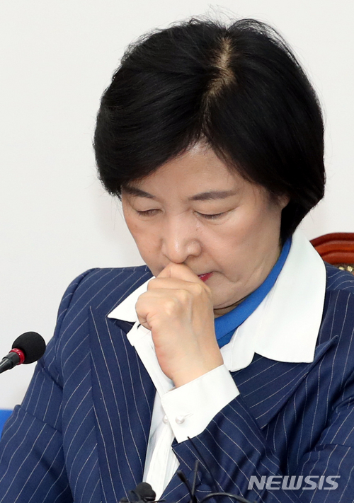 【서울=뉴시스】이종철 기자 = 21일 서울 여의도 국회에서 열린 더불어민주당 최고위원회의에서 추미애 대표가 심각한 표정을 하고 있다. 2018.03.21.&nbsp; jc4321@newsis.com