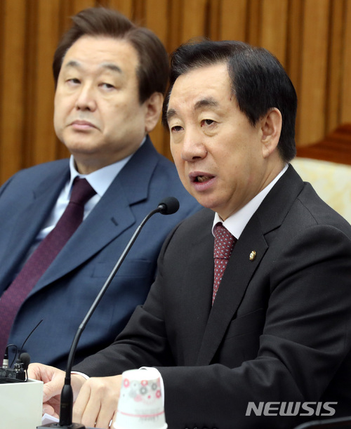 【서울=뉴시스】박영태 기자 = 21일 오후 서울 영등포구 여의도 국회에서 진행된 자유한국당 원내전략 수립을 위한 중진의원-상임·특위위원장 연석회의에서 김성태 원내대표가 모두발언을 하고 있다. 2018.03.21. since1999@newsis.com