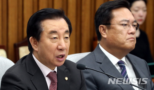 【서울=뉴시스】박영태 기자 = 21일 오후 서울 영등포구 여의도 국회에서 진행된 자유한국당 원내전략 수립을 위한 중진의원-상임·특위위원장 연석회의에서 김성태 원내대표가 모두발언을 하고 있다. 2018.03.21.since1999@newsis.com