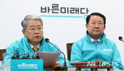 【서울=뉴시스】홍효식 기자 = 바른미래당 김동철(왼쪽) 원내대표가 21일 오전 서울 여의도 국회에서 열린 제5차 최고위원·중진의원 연석회의에 참석해 모두발언을 하고 있다. 오른쪽은 박주선 공동대표. 2018.03.21. yesphoto@newsis.com