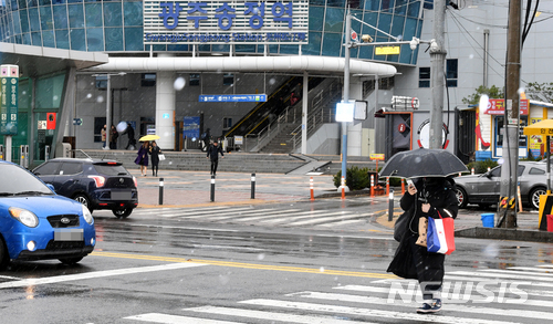 【광주=뉴시스】신대희 기자 = 절기상 춘분(春分)인 21일 오전 눈이 내리고 있는 광주 광산구 송정동 광주송정역사 주변에서 시민이 우산을 쓴 채 발걸음을 옮기고 있다. 2018.03.21.&nbsp; sdhdream@newsis.com