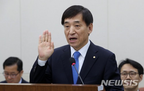 【서울=뉴시스】홍효식 기자 = 이주열 한국은행 총재 후보자가 21일 오전 서울 여의도 국회 본청 기획재정위원회 회의실에서 열린 인사청문회에 참석해 선서하고 있다. 2018.03.21.&nbsp; yesphoto@newsis.com