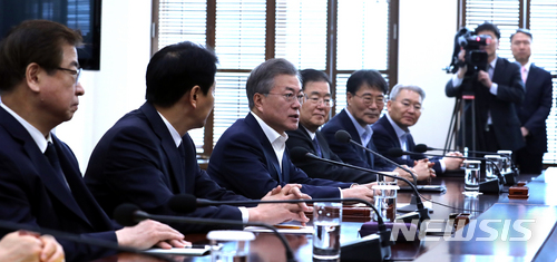 【서울=뉴시스】전진환 기자 = 문재인 대통령이 21일 오전 남북정상회담 준비위원회 전체회의가 열린 청와대 여민관 소회의실에서 모두발언을 하고 있다. 2018.03.21.&nbsp; amin2@newsis.com