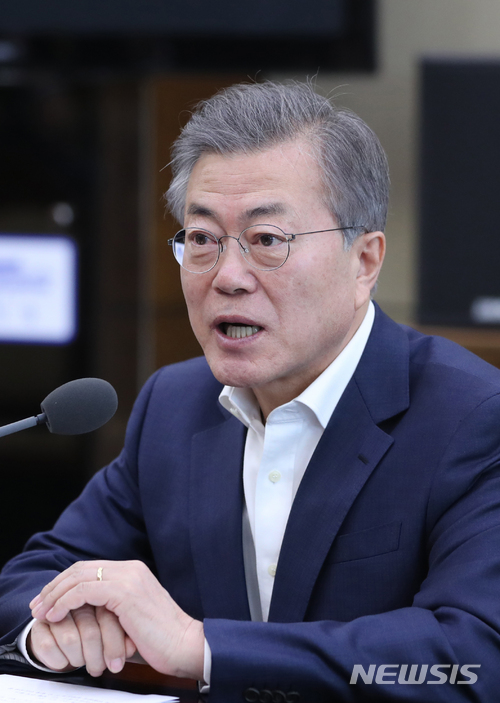 【서울=뉴시스】전진환 기자 = 문재인 대통령이 21일 오전 남북정상회담 준비위원회 전체회의가 열린 청와대 여민관 소회의실에서 모두발언을 하고 있다. 2018.03.21. amin2@newsis.com