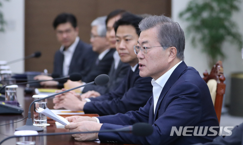 【서울=뉴시스】전진환 기자 = 문재인 대통령이 21일 오전 남북정상회담 준비위원회 전체회의가 열린 청와대 여민관 소회의실에서 모두발언을 하고 있다. 2018.03.21.&nbsp; amin2@newsis.com
