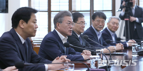 【서울=뉴시스】지난달 21일 남북 정상회담 준비위원회 2차 전체회의를 주재하고 있는 문재인 대통령의 모습. (사진=뉴시스DB). 2018.03.21. 