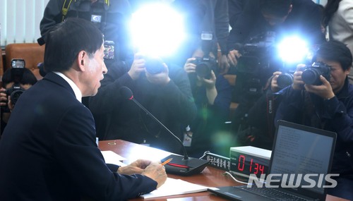 【서울=뉴시스】홍효식 기자 = 이주열 한국은행 총재 후보자가 21일 오전 서울 여의도 국회 본청 기획재정위원회 회의실에서 열린 인사청문회에서 의원들의 질의에 답하고 있다. 2018.03.21. yesphoto@newsis.com
