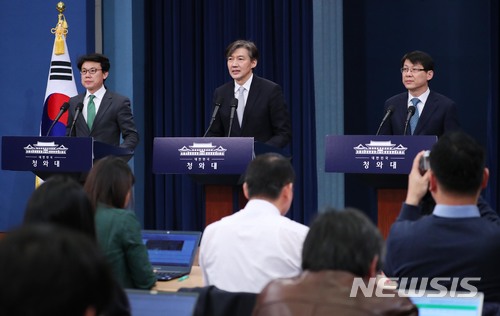 【서울=뉴시스】전신 기자 = 조국 민정수석이 21일 청와대 춘추관 대브리핑룸에서 대통령 개헌안 가운데 지방분권, 경제에 관한 부분을 발표하고 있다. 2018.03.21. photo1006@newsis.com