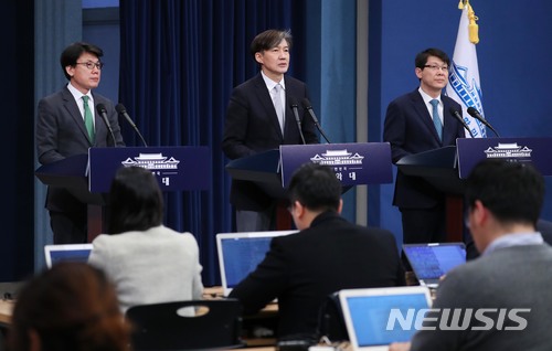 【서울=뉴시스】전신 기자 = 조국 민정수석이 21일 청와대 춘추관 대브리핑룸에서 대통령 개헌안 가운데 지방분권, 경제에 관한 부분을 발표하고 있다. 2018.03.21.&nbsp; photo1006@newsis.com 