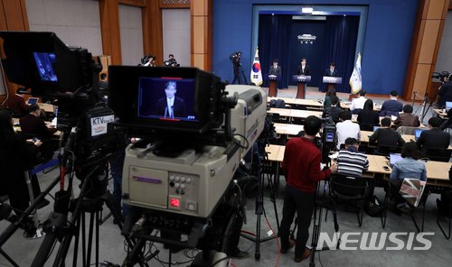 【서울=뉴시스】전신 기자 = 조국 민정수석이 21일 청와대 춘추관 대브리핑룸에서 대통령 개헌안 가운데 지방분권, 경제에 관한 부분을 발표하기 전 인사하고 있다. 왼쪽부터 진성준 정무기획비서관, 조 민정수석, 김형연 법무비서관. 2018.03.21. photo1006@newsis.com