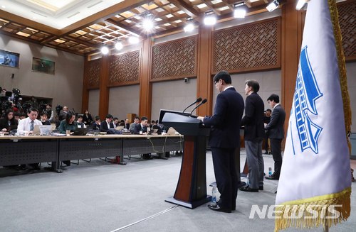 【서울=뉴시스】전신 기자 = 조국 민정수석이 21일 청와대 춘추관 대브리핑룸에서 대통령 개헌안 가운데 지방분권, 경제에 관한 부분을 발표하기 전 인사하고 있다. 왼쪽부터 진성준 정무기획비서관, 조 민정수석, 김형연 법무비서관. 2018.03.21. photo1006@newsis.com