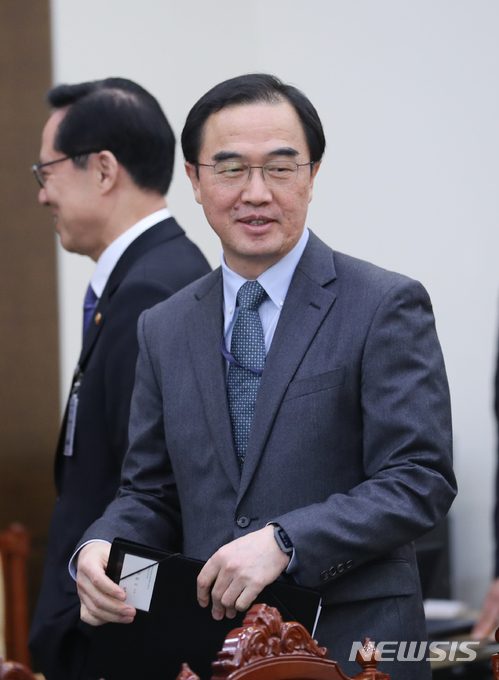 【서울=뉴시스】전진환 기자 = 21일 오전 남북정상회담 준비위원회 제2차 전체회의가 열린 청와대 여민관 소회의실로 조명균 통일부장관이 들어오고 있다. 2018.03.21.&nbsp; amin2@newsis.com