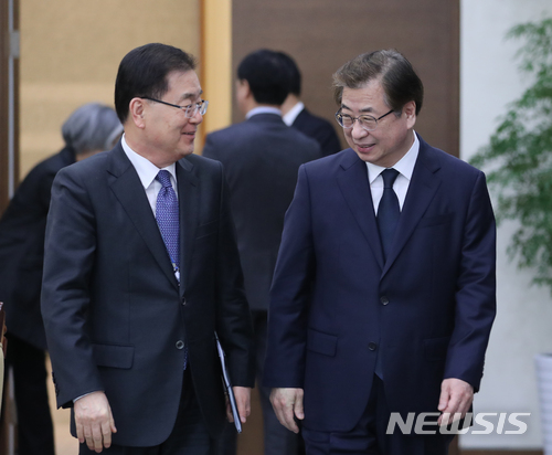 【서울=뉴시스】전진환 기자 = 21일 오전 남북정상회담 준비위원회 제2차 전체회의가 열린 청와대 여민관 소회의실에서 정의용(왼쪽) 국가안보실장과 서울 국정원장이 대화하고 있다. 2018.03.21.&nbsp; amin2@newsis.com