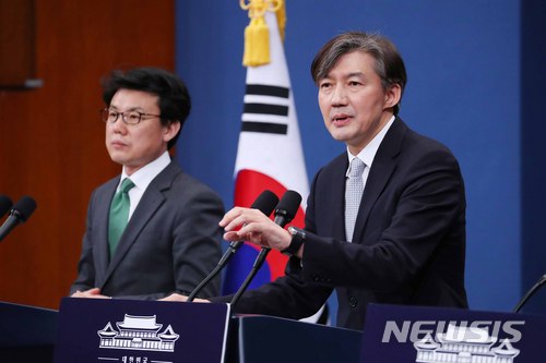 【서울=뉴시스】전신 기자 = 조국 민정수석이 21일 청와대 춘추관 대브리핑룸에서 기자들의 대통령 개헌안 관련 질문에 답변하고 있다. 2018.03.21. photo1006@newsis.com