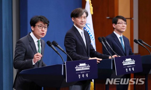 【서울=뉴시스】전신 기자 = 진성준 정무기획비서관이 21일 청와대 춘추관 대브리핑룸에서 기자들의 대통령 개헌안 관련 질문에 답변하고 있다. 2018.03.21. photo1006@newsis.com
