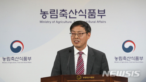 【세종=뉴시스】강종민 기자 = 박병홍 농림축산식품부 축산정책국장이 21일 오전 정부세종청사에서 동물학대 행위에 대한 처벌 및 반려동물 관련 영업 관리 강화를 주요 내용으로 하는 '동물보호법 개정안과 동법 시행령·시행규칙'이 오는 22일부터 시행된다고 밝히고 있다. 2018.03.21.&nbsp; ppkjm@newsis.com