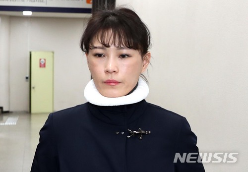 【서울=뉴시스】조성봉 기자 = 윤전추 전 청와대 행정관이 지난 3월21일 오전 서울 서초구 서울중앙지법에서 열린 재판을 마치고 굳은 표정으로 밖으로 나서고 있다. 2018.03.21. suncho21@newsis.com