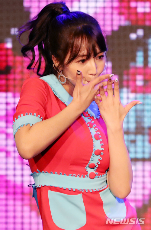 【서울=뉴시스】박주성 기자 = 21일 오후 서울 마포구 서교동 스테이라운지에서 일본 AV(성인 배우) 출신의 미카미 유아, 사쿠라 모코, 마츠다 미코로 구성된 걸그룹 '허니팝콘'이 쇼케이스를 하고 있다. 2018.03.21. park7691@newsis.com