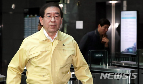 【서울=뉴시스】임태훈 기자 = 제406차 민방위의 날인 21일 오후 서울시청 본청사에서 박원순 서울시장이 화재대비 대피훈련을 하고 있다. 2018.03.21&nbsp; taehoonlim@newsis.com