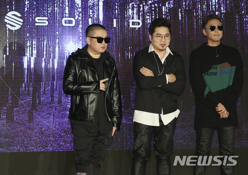 【서울=뉴시스】최진석 기자 = 솔리드의 정재윤(왼쪽부터), 김조한, 이준이 21일 서울 용산구 현대카드 언더스테이지에서 열린 솔리드 새 앨범 ‘인투 더 라이트’ 발매기념 기자회견에 참석해 포즈를 취하고 있다. 2018.03.21. myjs@newsis.com