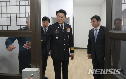 【서울=뉴시스】권현구 기자 = 이철성 경찰청장이 경찰수사 인권보호 강화 현장점검을 위해 21일 오후 서울 광진경찰서를 찾아 인권 친화적으로 개선된 유치장을 살펴보고 있다. 2018.03.21. stoweon@newsis.com