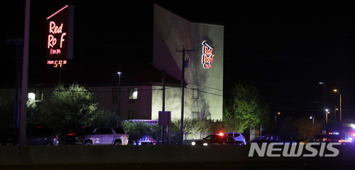 21일 새벽 폭탄 연쇄범행 용의자가 자폭한 오스틴 외곽 고속도로 변 모텔 부근   AP