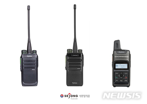 [서울=뉴시스] 과학기술정보통신부는 디지털 무전기 전환 추진을 위해 다음 달 31일까지로 설정했던 아날로그 생활무전기 이용 종료 기한을 2026년 12월31일로 유예한다고 9일 밝혔다. 사진은 세종텔레콤이 2018년 당시 출시한 디지털 무전기 (사진=세종텔레콤 제공)
