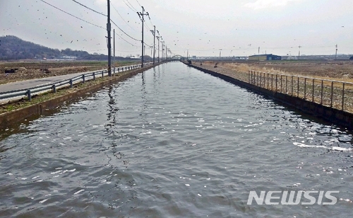 【군산=뉴시스】고석중 기자 = 22일 한국농어촌공사 군산지사가 옥구저수지의 농업용수 확보를 위해 금강 수계 서포양수장을 조기 가동하고 있다. 2018.03.22. (사진=농어촌공사 제공) photo@newsis.com