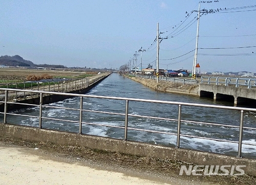 【군산=뉴시스】고석중 기자 = 22일 한국농어촌공사 군산지사가 옥구저수지의 농업용수 확보를 위해 금강 수계 서포양수장을 조기 가동하고 있다. 2018.03.22. (사진=농어촌공사 제공) photo@newsis.com