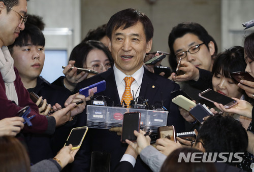 【서울=뉴시스】최동준 기자 = 이주열 한국은행 총재가 22일 오전 서울 중구 한국은행으로 출근하며 취재진 질문에 답변하고 있다. 2018.03.22.&nbsp; photocdj@newsis.com