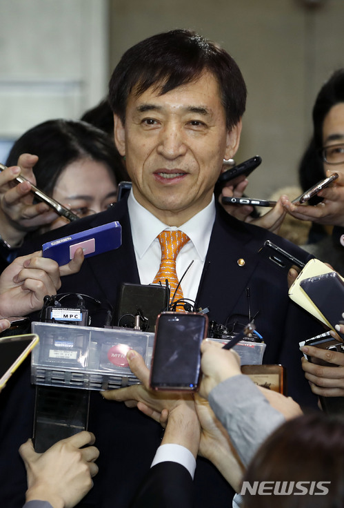 【서울=뉴시스】최동준 기자 = 이주열 한국은행 총재가 22일 오전 서울 중구 한국은행으로 출근하며 취재진 질문에 답변하고 있다. 2018.03.22. photocdj@newsis.com
