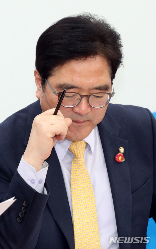 【서울=뉴시스】이종철 기자 = 22일 서울 여의도 국회에서 열린 더불어민주당 정책조정회의에서 우원식 원내대표가 심각한 표정을 하고 있다. 2018.03.22.&nbsp; jc4321@newsis.com