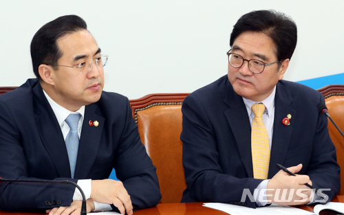 【서울=뉴시스】이종철 기자 = 22일 서울 여의도 국회에서 열린 더불어민주당 정책조정회의에서 우원식 원내대표와 박홍근 원내수석부대표가 심각한 표정을 하고 있다. 2018.03.22. jc4321@newsis.com