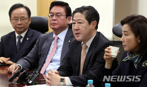 【서울=뉴시스】박영태 기자 = 22일 오전 서울 영등포구 여의도 국회에서 진행된 자유한국당 중진의원 연석회의에서 유기준 의원이 발언하고 있다. 왼쪽부터 이주영, 정우택, 유기준, 나경원 의원. 2018.03.22.since1999@newsis.com