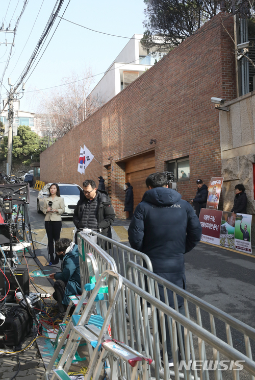 구속 갈림길 MB 두문불출…자택 앞엔 오늘도 지지자 '0'
